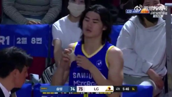 尴尬一幕！一名韩国球员上场后因发带违规 只能用胶带绑起头发