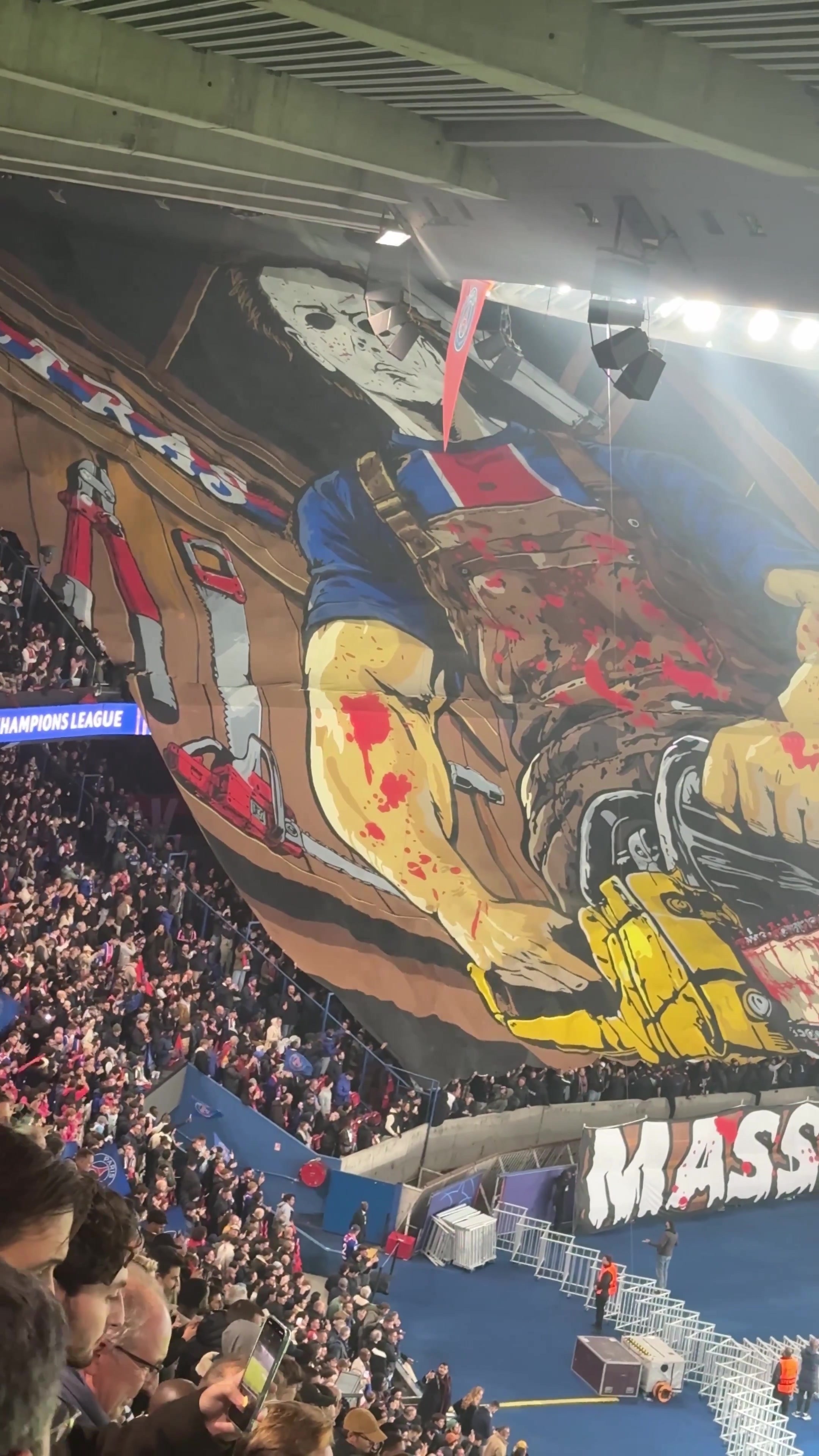 大巴黎升起恐怖巨型Tifo：面具壮汉手持电锯直劈巴萨队徽！